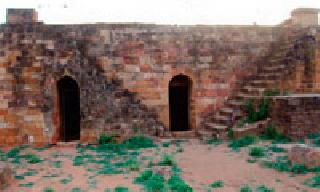 The demand for repair of the quarries of the queen of Balarpura | बल्लारपुरातील राणी महालाच्या पायऱ्यांची दुरुस्ती करण्याची मागणी