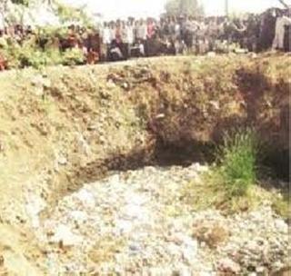 Challenge of repair of damaged wells | खचलेल्या विहिरींच्या दुरुस्तीचे आव्हान Challenge of repair of damaged wells | खचलेल्या विहिरींच्या दुरुस्तीचे आव्हान