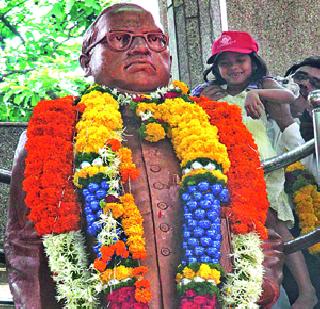 Lots of people to greet | अभिवादनासाठी लोटला जनसागर Lots of people to greet | अभिवादनासाठी लोटला जनसागर
