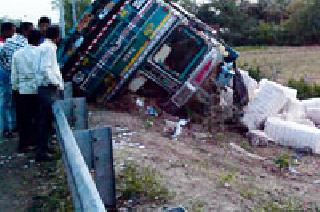 A cotton-filled truck overturned | कापसाने भरलेला ट्रक उलटला A cotton-filled truck overturned | कापसाने भरलेला ट्रक उलटला