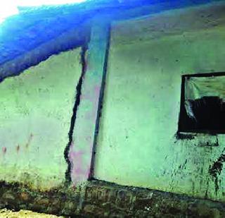 House cracks due to stones | दगडखाणींमुळे घरांना तडे House cracks due to stones | दगडखाणींमुळे घरांना तडे