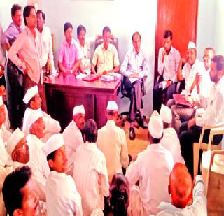 Put the officials in charge | अधिकाऱ्यांना ठेवले डांबून Put the officials in charge | अधिकाऱ्यांना ठेवले डांबून