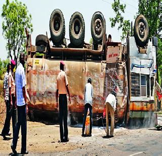 The acid chopped the two with a tanker | अॅसिडच्या टँकरने दोघांना चिरडले The acid chopped the two with a tanker | अॅसिडच्या टँकरने दोघांना चिरडले