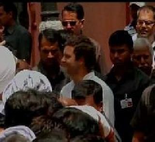 Rahul Gandhi's visit to farmers took place | राहुल गांधींनी घेतली शेतक-यांची भेट Rahul Gandhi's visit to farmers took place | राहुल गांधींनी घेतली शेतक-यांची भेट