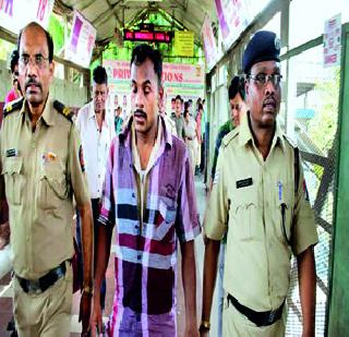 RPF Javana loved the wife, chopped off | आरपीएफ जवानाला प्रेयसी, पत्नीकडून चोप RPF Javana loved the wife, chopped off | आरपीएफ जवानाला प्रेयसी, पत्नीकडून चोप