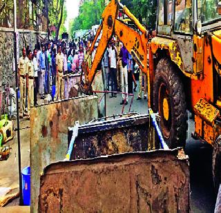 Ultimately hammer on encroachments | अतिक्रमणांवर अखेर हातोडा Ultimately hammer on encroachments | अतिक्रमणांवर अखेर हातोडा