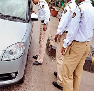 ... and the police robbed him! | ... आणि पोलिसांनीच त्याला लुटले!