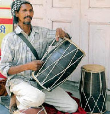 Dholak became their means of livelihood | ढोलक बनले त्यांच्या उदरनिर्वाहाचे साधन