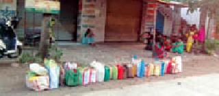 Kerosene for housewives | केरोसीनसाठी गृहिणींची ताटकळ Kerosene for housewives | केरोसीनसाठी गृहिणींची ताटकळ