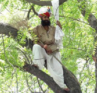 A farmer committed suicide at his rally in Delhi | दिल्लीत आपच्या रॅलीत शेतक-याने केली आत्महत्या