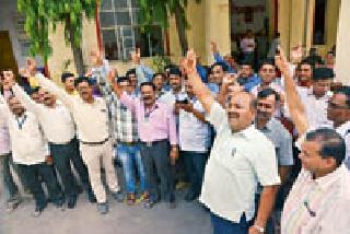 Revenue employees' labor | महसूल कर्मचाऱ्यांचे कामबंद Revenue employees' labor | महसूल कर्मचाऱ्यांचे कामबंद