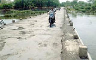 Dangerous potholes without rails are dangerous | कठड्यांविना पूल ठरताहेत धोकादायक Dangerous potholes without rails are dangerous | कठड्यांविना पूल ठरताहेत धोकादायक