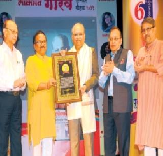 Entrepreneur Suresh Kare received the Lokmat lifetime award | उद्योजक सुरेश कारे यांना लोकमत जीवनगौरव पुरस्कार