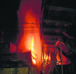 Fire in Shastri Nagar in Bandra | वांद्रे येथील शास्त्रीनगरमध्ये आग