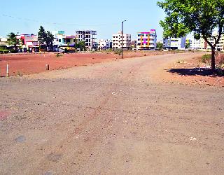 Konkanagar: Highway from Deluxe Tires to Ganesh Market on Highway | कोणार्कनगर : महामार्गावरील डिलक्स टायर्स ते गणेश मार्केटपर्यंतचा मुख्य रस्ता बनला मृत्यूचा सापळा