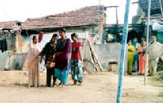 After the death of the family, the family will die | शेतकऱ्याच्या मृत्यूनंतर कुटुंबाला मरण यातनाढोक कुटुंबाची व्यथा : तीन मुलींच्या संगोपनाचा पत्नीसमोर प्रश्न After the death of the family, the family will die | शेतकऱ्याच्या मृत्यूनंतर कुटुंबाला मरण यातनाढोक कुटुंबाची व्यथा : तीन मुलींच्या संगोपनाचा पत्नीसमोर प्रश्न