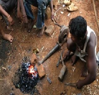 Iron shape gives shape to lost life! | लोखंडाला आकार देता देता हरवला आयुष्याचा आकार! Iron shape gives shape to lost life! | लोखंडाला आकार देता देता हरवला आयुष्याचा आकार!