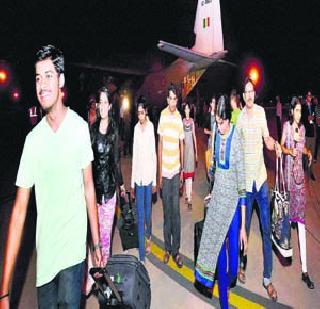 He looked at the mana ..! | त्यांनी मने हेलावताना पाहिली..! He looked at the mana ..! | त्यांनी मने हेलावताना पाहिली..!