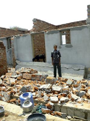 Many homes collapsed by the storm | वादळाने अनेक घरांची पडझड Many homes collapsed by the storm | वादळाने अनेक घरांची पडझड