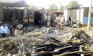 Five shops were burnt to death | पाच दुकाने जळून खाक