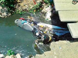 BJP corporator has blocked the bridge | भाजप नगरसेविकेने रोखला पूल