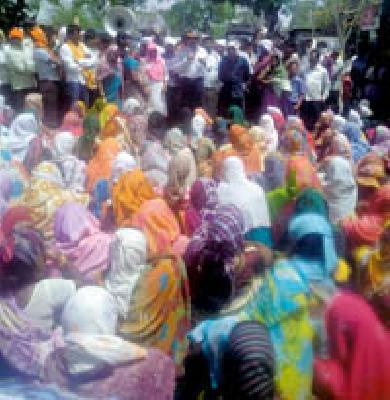 Prevent state roads for liquor | दारूबंदीसाठी राज्य मार्ग रोखला