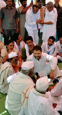 Interaction with the families of suicide victims: Jhanshawati Yatra, unprecedented response | आत्महत्याग्रस्त शेतकरी कुटुंबांशी साधला संवाद : झंझावाती पदयात्रा, अभूतपूर्व प्रतिसाद