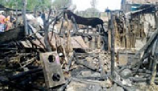 The houses of the Mandavat eight houses | मांडवीत आठ घरे भस्मसात