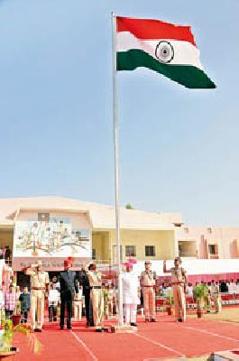 False flag at the hands of Guardian Minister in Maharashtra | महाराष्ट्रदिनी पालकमंत्र्यांच्या हस्ते ध्वजारोहण