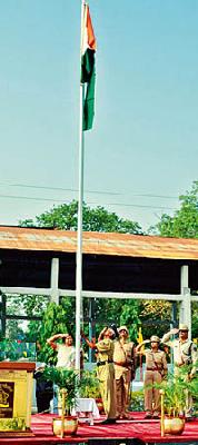 The Flag Officer hoisting the hands of the District collector | जिल्हाधिकाऱ्यांचे हस्ते ध्वजारोहण