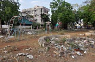 The gardens were exposed | उजाड झाली उद्याने