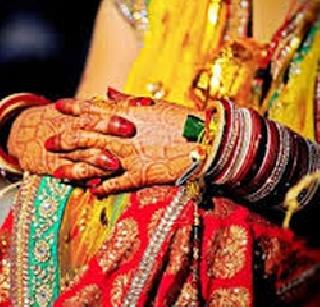 The bride broke the marriage because she did not count the money | वराला पैसे मोजता न आल्याने वधूने लग्न मोडले The bride broke the marriage because she did not count the money | वराला पैसे मोजता न आल्याने वधूने लग्न मोडले