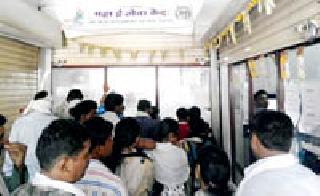 Intervention of political workers growing at 'Aadhar' centers | ‘आधार’ केंद्रांवर वाढतोय राजकीय कार्यकर्त्यांचा हस्तक्षेप Intervention of political workers growing at 'Aadhar' centers | ‘आधार’ केंद्रांवर वाढतोय राजकीय कार्यकर्त्यांचा हस्तक्षेप