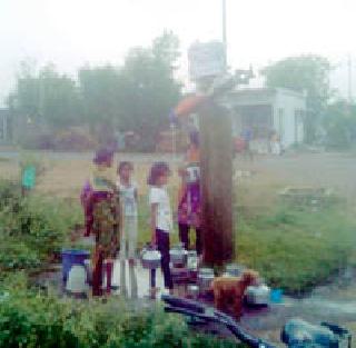 Water for the drinks ... | पाण्यासाठी दाहीदिशा...