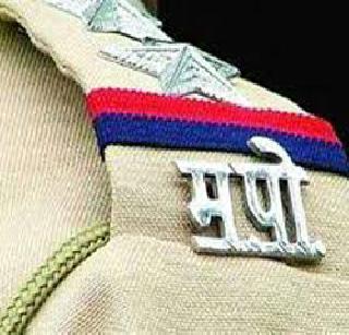 Two policemen die in a truck crash | ट्रकच्या धडकेत मुंबईच्या दोन पोलिसांचा मृत्यू