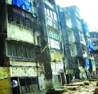 Hydroelectric buildings empty before monsoon? | अतिधोकादायक इमारती पावसाळ्यापूर्वी रिकाम्या?