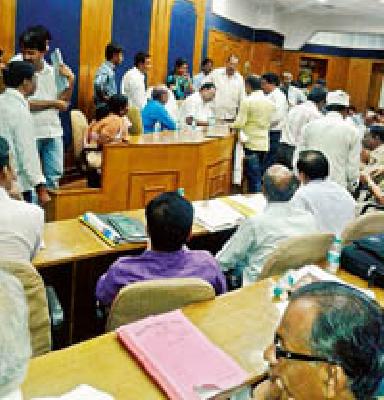 Complaints of Guardian Minister's Janata Darbar | पालकमंत्र्यांच्या जनता दरबारात तक्रारींचा ओघ