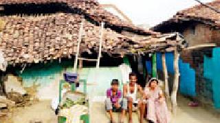 The bustle of the house! | बाह्मणीत घरकुलांचा घोळ !