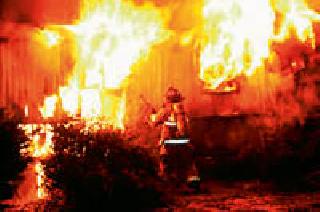 Fire prevention measures were set aside | आग प्रतिबंधक उपाययोजना नियमांना तिलांजली Fire prevention measures were set aside | आग प्रतिबंधक उपाययोजना नियमांना तिलांजली