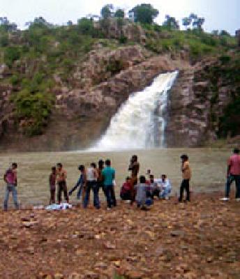 The number of Hazarafoll tourists increased | हाजराफॉलच्या पर्यटकांची संख्या वाढली