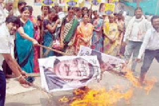 Combustion of the image made by the widows of widows | शेतकरी विधवांनी केले प्रतिमेचे दहन