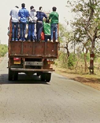 'Whisper' on illegal transport? | अवैध वाहतुकीवर ‘वचक’ कुणाचा?