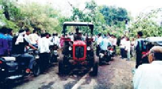 Due to the sudden rain, there is a drop in traffic due to tree fall | अवकाळी पाऊस, झाड पडल्याने वाहतूक खोळंबली