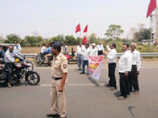 Farmer aggressive | शेतकरी आक्रमक