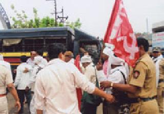 The CPI-M against the Land Acquisition Act | भूमिअधिग्रहण कायद्याविरोधात भाकपचा रास्तारोको