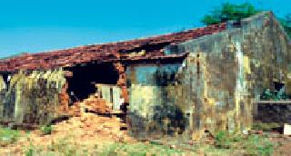 The building of the Chandgad school is diluted | चांदागड शाळेची इमारत जीर्ण The building of the Chandgad school is diluted | चांदागड शाळेची इमारत जीर्ण