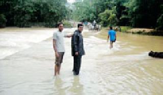 Because of the lack of administration, the height of Koreatogu bridge was like ' | प्रशासनाच्या दुर्लक्षामुळे कोरेतोगू पुलाची उंची ‘जैसे थे’