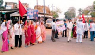 Road obstacles protested | रस्ता रोखून दर्शविला विरोध