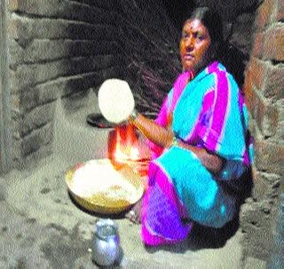 Two tricks to fill the grass! | दोन घास भरविण्यासाठी त्यांची धडपड!