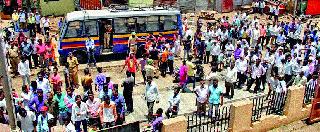 Youth wounded in encroachment campaign | अतिक्रमण मोहिमेत युवक जखमी Youth wounded in encroachment campaign | अतिक्रमण मोहिमेत युवक जखमी